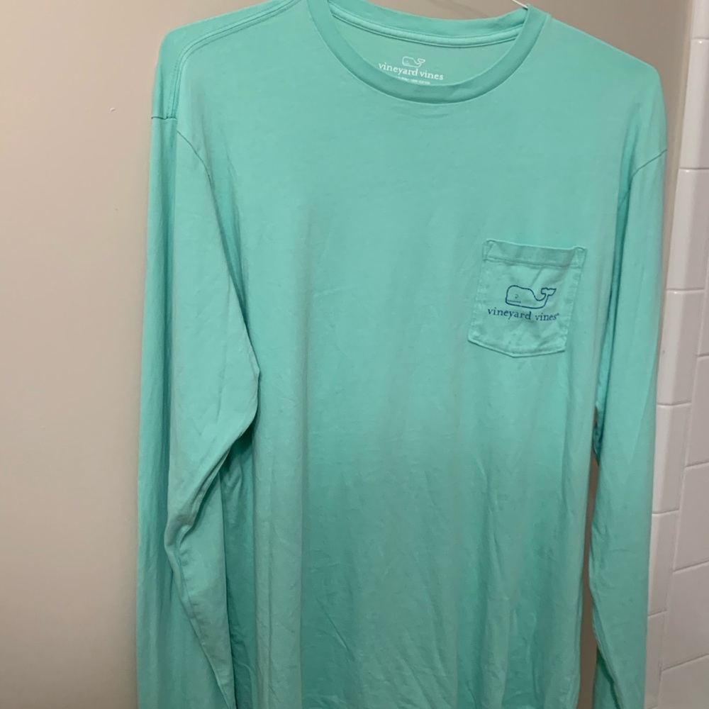 Vineyard Vines long sleeve tee. In great condition